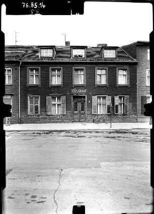 Potsdam, Gutenbergstraße. Wohnhaus. Straßenfront