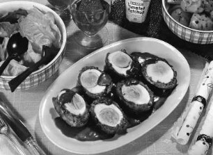Kraft Rezept-Aufnahmen : Krafts Rezeptaufnahmen. Eiergericht. Daneben ein Salat- sowie eine Schüssel mit Kartoffeln und eine Flasche Tomatenketchup