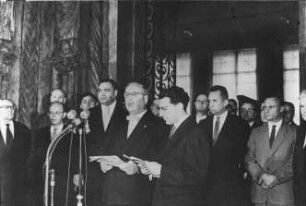 Dr. L. Bolz spricht während des feierlichen Aktes der offiziellen Übernahme der dt. Kulturschätze im Moskauer Puschkin-Museum