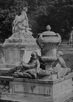 Quellnymphe mit Putti: Zwei Putti an einer Vase lehnend