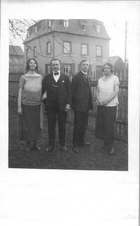 Gruppe von jungen Leuten mit Ernst Otto Gerhardt