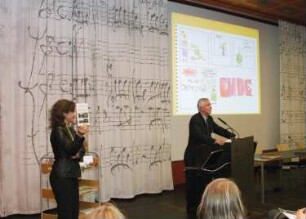 Doris Ander-Donath und Redner Dr. Thomas Bürger im Vortragssaal "Dresden online - Bilder und Bücher zum Stadtjubiläum 2006"
