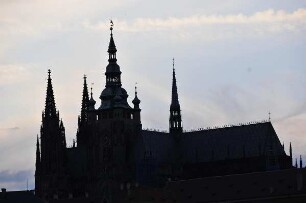 Veitsdom : Blick auf die Türme des Prager Veitsdomes im abendlichen Gegenlicht