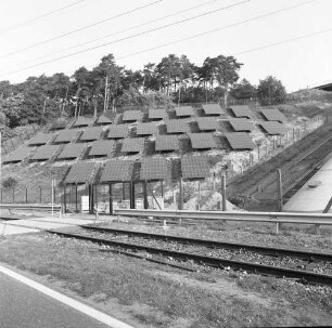 Geesthacht, Elbuferstraße 49. Pumpspeicherkraftwerk Geesthacht (Inbetriebnahme 15.10.1958). Energiepark Geesthacht. Blick über Bahngleise gegen Solarzellen