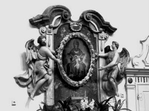 Seitenaltar mit einem von Engeln gehaltenen Bild mit dem Gnadenstuhl