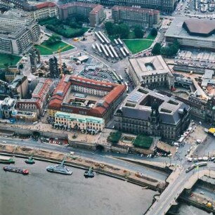 Dresden-Altstadt. Brühlsche Terrasse mit Sekundogenitur, Hotel "Dresden Hilton", Ständehaus und Neumarkt. Luftbild-Schrägaufnahme von Norden