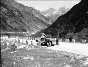 Arlberg: Arlbergstraße, am Pass, Vordergrund Lancia mit P.