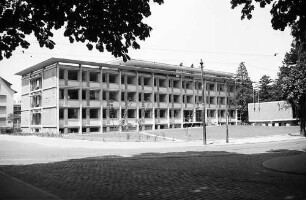 Freiburg i. Br.: Gesamtansicht des Landratsamtes von der Seite