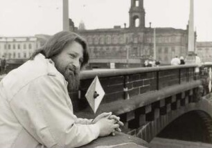 Der Fotograf Roland Bunge auf der Augustusbrücke in Dresden