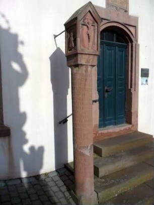 Stadtbild - Ehemannsches Haus (erbaut 1588) - Giebelseite Süd - Bildtock mit Textinschrift in der Säule sowie Kopfteil mit Figurendarstellung in Übersicht