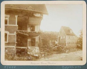 Vom Hochwasser am 30./31. Juli 1897 zerstörtes Haus des Kaufmann Görne in Deuben (Freital, im Vordergrund)