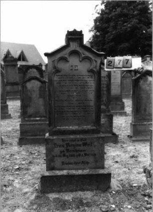 Grabstein 277 (Index: 99797802) Material: Sandstein, weiß Zustand: leicht verwittert Maße HxBxT: 170x54x19 cm Beschreibung: Stele, giebelartiger Abschluß rechteckig erhöht, Sockel Symbolik: Akroteren, Rundbogenfries: Grabstein 277