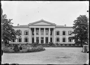 Zwolle, Niederlande. Gerichtsgebäude (Museum de Fundatie). Ansicht vom Park