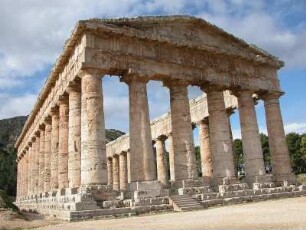 Der dorische Tempel von Segesta wurde 420 v. Chr. wahrscheinlich nur als Scheintempel errichtet, weil die Cella, der eigentliche Tempelbau fehlt