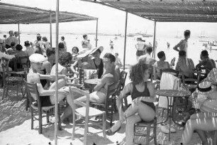 Glyfada: Publikum bei Tisch, mehrere Leute