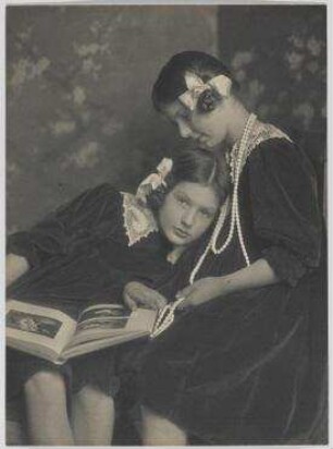 Zwei Mädchen (Familie von Seefeld, Zehlendorf)