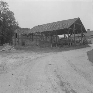 Peitz. Gutshof Luisenruh : Peitz, Lindenstraße 2. Luisenhof. Wagen-/Maschinenstellplatz mit Schutzdach