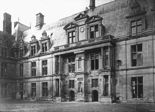 Écouen (Val-d'Oise), Schloss Écouen (Château d'Écouen), Hof mit Nordflügel und Portalbau; Bullant, Jean; Goujon, Jean