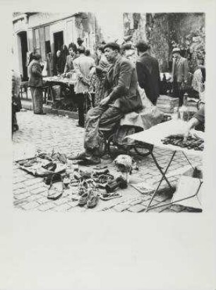 Ohne Titel (Paris, 1952. Marché aux puces, rue Mouffetarde)