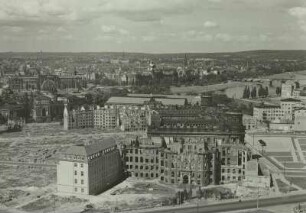 Dresden. Blick vom Rathausturm über die Ruine des Landhauses und die beräumte Innenstadt nach Nordosten zur Kunstakademie und zum Albertinum