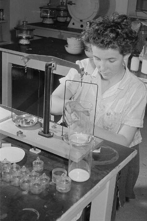 Eine Mitarbeiterin des VEB Leipziger Gummiwarenfabrik (Elguwa) überprüft an einer Analysewaage die Qualität des Gummis