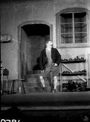 Carows Lachbühne: Erich Carow in "Ein alter Flickschuster"; Erich Carow (Allein, stehend, Profil)