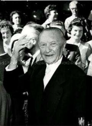 Konrad Adenauer nach der Stimmabgabe zur Bundestagswahl 1961