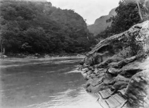 Durchbruch des Rio Pilcomayo : Blick auf die als Pirapó bezeichneten Wasserfälle des Rio Pilcomayo in der Sierra de Aguaragüe. Gleichzeitig der Durchbruch des Rio Pilcomayo durch die letzte Kordilleren-Randkette.