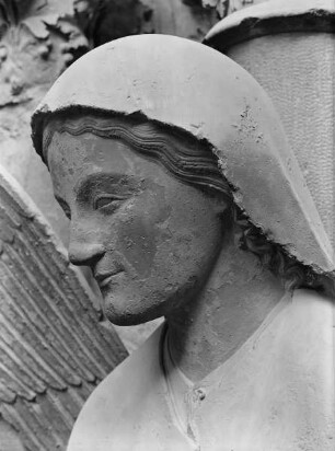 Mittleres Westportal — südliches Gewände: Verkündigung und Heimsuchung — Verkündigung (1. und 2. Figur) — Maria der Verkündigung