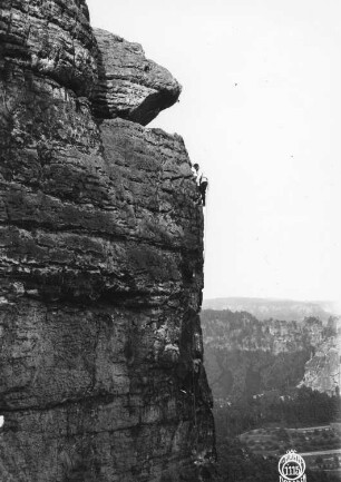 Sächsische Schweiz, Rathener Gebiet. Kleiner Wehlturm. Paul Illmer über dem Ring der Südwestwand (VI)