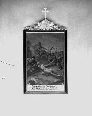Christus wird ans Kreuz genagelt