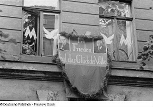 Sichtwerbung für die Leipziger Herbstmesse 1951 an einem Leipziger Haus