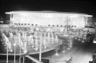 Brüssel: Pavillon der USA [bei Nacht]