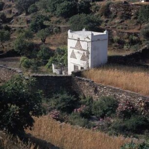 Sifnos. Taubenturm in einer Bachschlucht