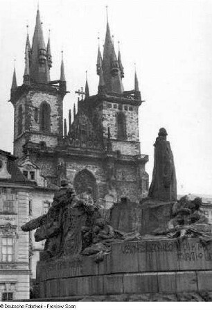 Jan-Hus-Denkmal gegen die Teynkirche