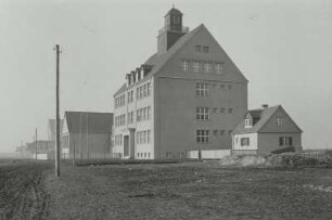 Schulgebäude : Volksschule (1913-1914; C. Frick). Turnhalle und Schulgebäude