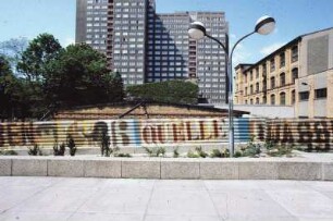 DDR. Berlin-Lichtenberg. Bauzaun mit Graffiti
