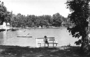 Weixdorf-Friedersdorf. Waldbad Weixdorf. Badeteich mit Gaststätte. Blick von Süden