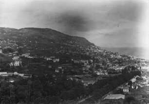 Blick über Funchal : Blick über die Häuser am Hang. Im Hintergrund das Meer.