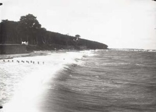 Blick von der Ostsee (von der Seebrücke ?) zum Strand und zum Alexandrinencottage