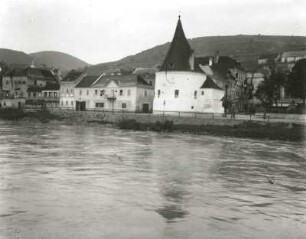 Krems an der Donau. Altstadt mit Pulverturm. Blick von einem Dampfschiff über die Donau