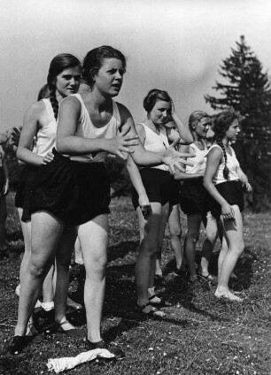 Reinwarzhofen. Zeltlager des Bundes Deutscher Mädel (BdM) auf dem Zeltlagerplatz "Göring-Espan". Mädchengruppe in Sportbekleidung als Zuschauerinnen