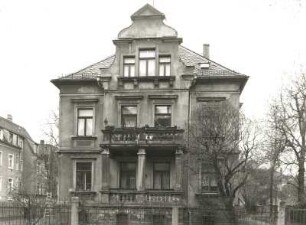 Dresden-Trachau, Platanenstraße 13. Wohnhaus (E. 19. Jh.). Straßenfront mit Einfriedung