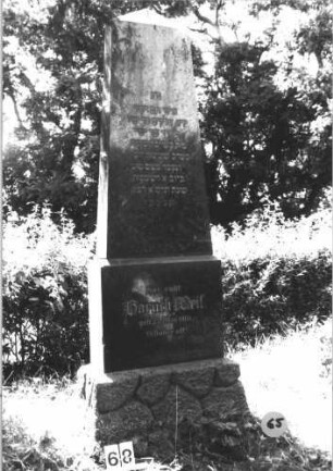 Grabstein 65 (Index: 99805294) Material: Granit Zustand: gut Maße HxBxT: 200x57x23 cm Beschreibung: Obelisk, getreppter Sockel, unterer Sockelteil rusticaartig: Grabstein 65