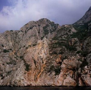 Griechenland, Athos, Einsiedeleien in der steilen Südküste des Heiligen Berges