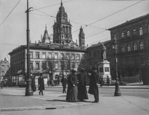 Gutenberg-Denkmal : Das Gutenberg-Denkmal auf dem Gutenbergplatz 5 in Mainz. Dahinter Geschäftshäuser