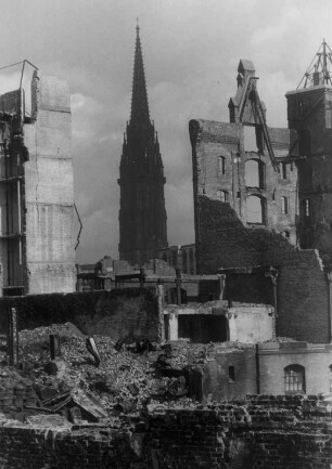 Hamburg-Altstadt. Blick vom Brooktor auf den Turm der zerstörten Hauptkirche St. Nikolai am Hopfenmarkt