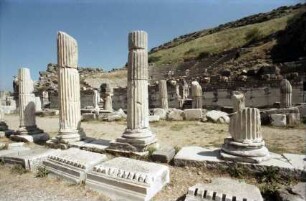 Ephesus, Efes: Memmius Denkmal, 1. Jahrhundert vor Christus [Säulen vor Amphitheater]