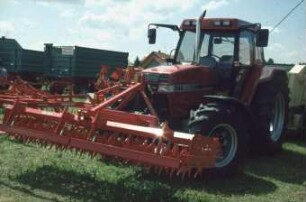Fotografie: Gartenbautechnik-Freiland, Bodenbearbeitung, Bodenbearbeitungsgerät, Frontanbau