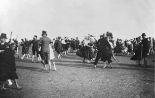 Menschen beim Watt-Tanz am Strand von Büsum